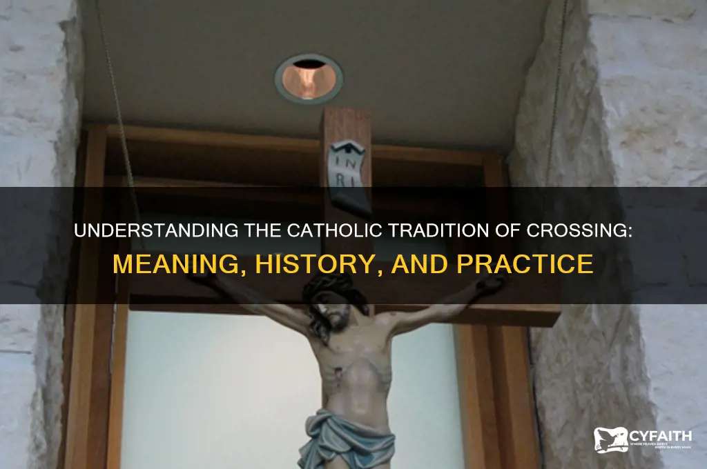 how do catholic cross